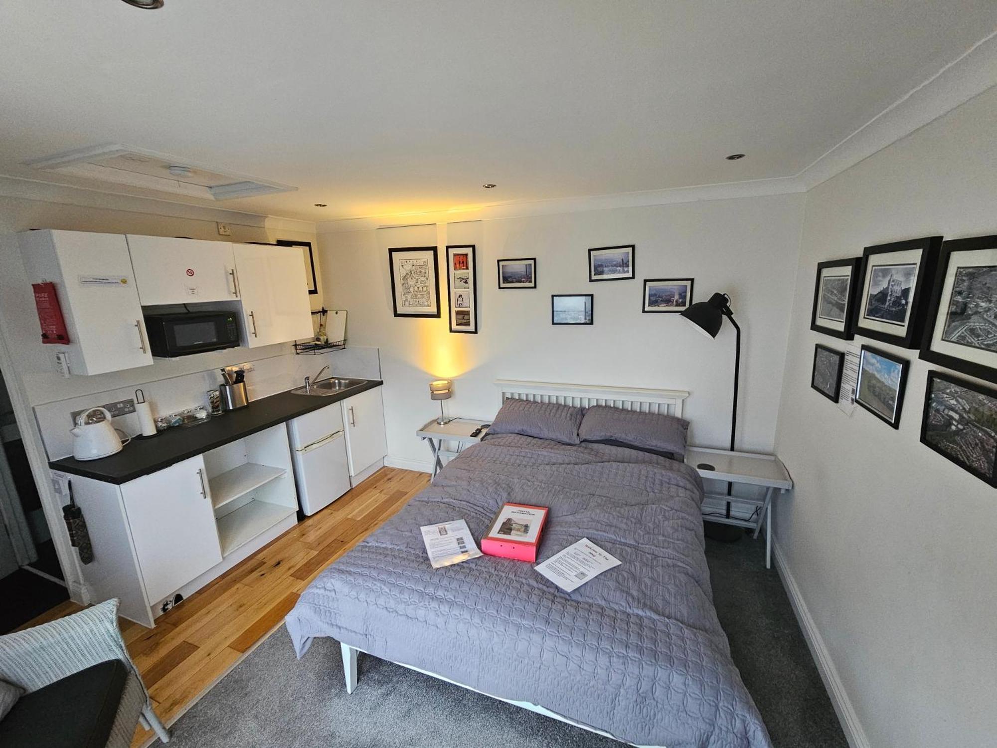 Modern Immaculate Studio With Ac & Parking, Outside The Caz 布里斯托 外观 照片